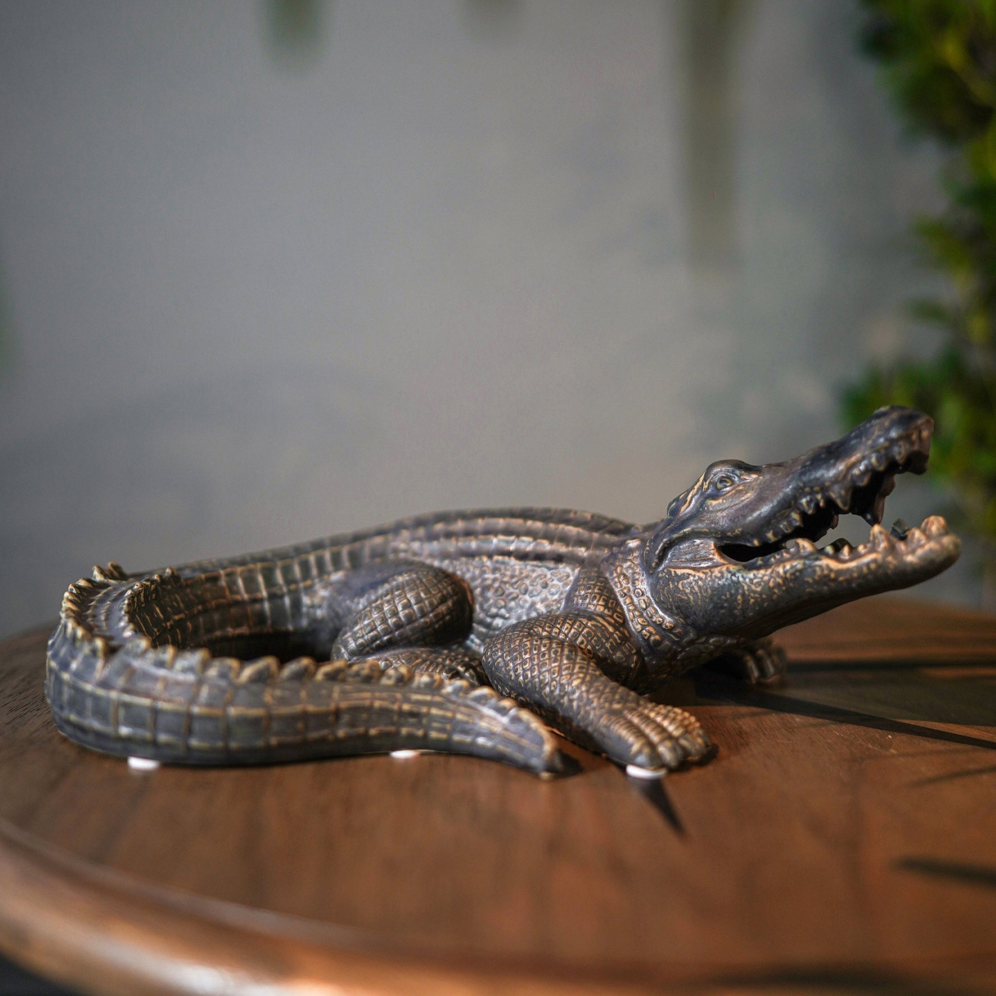 ALLIGATOR DECOR