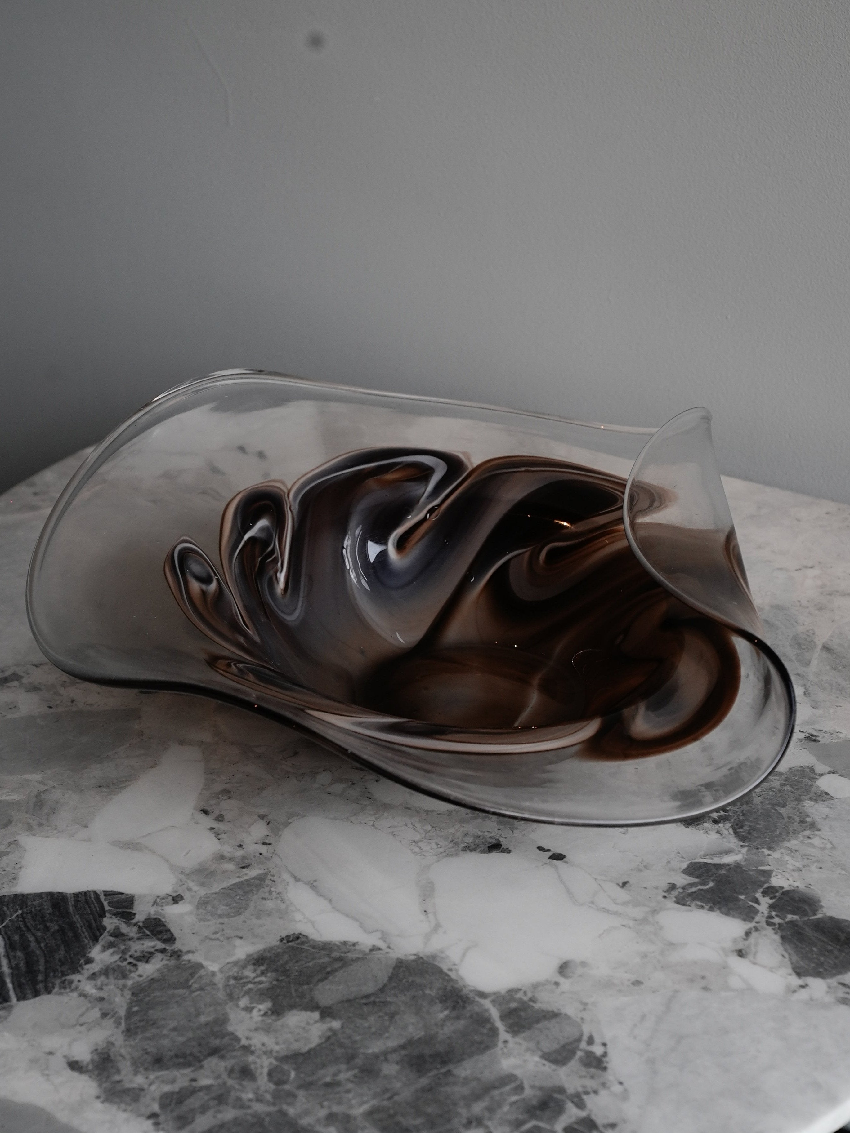 Coastal-Inspired Glass Seaweed Plate Décor