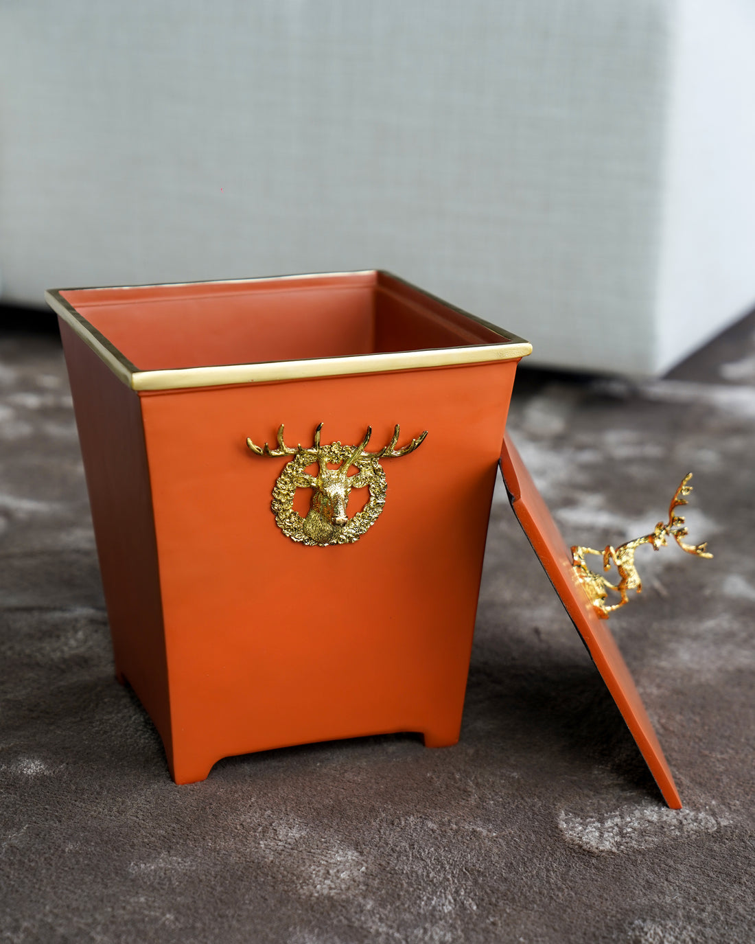 TRASH CAN